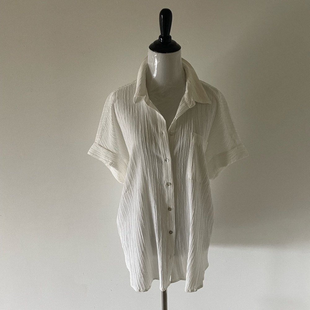 White short sleeve by Jane and Delaney.                    LAST CHANCE. $10